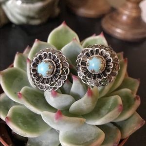 ✨Vintage✨ Silver & Turquoise Screw Back Earrings